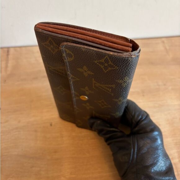 Authentic Louis Vuitton monogram wallet - Picture 6 of 6